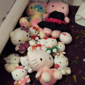 12 hello kitty dolls